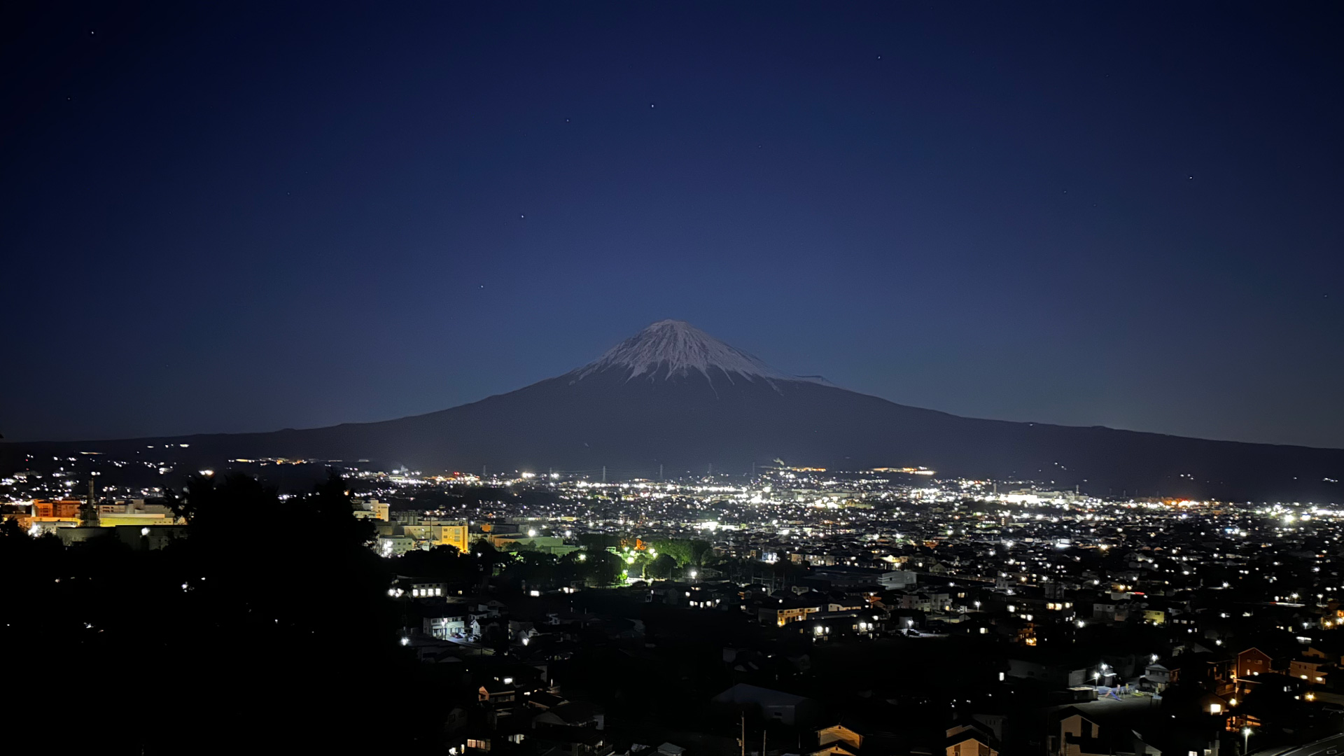 富士山と夜景のキャンプ場 | 桂の森 CAMPERS FIELD